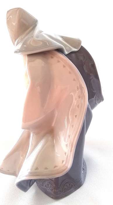 Lladro   -   MARY  5747   -  Figure