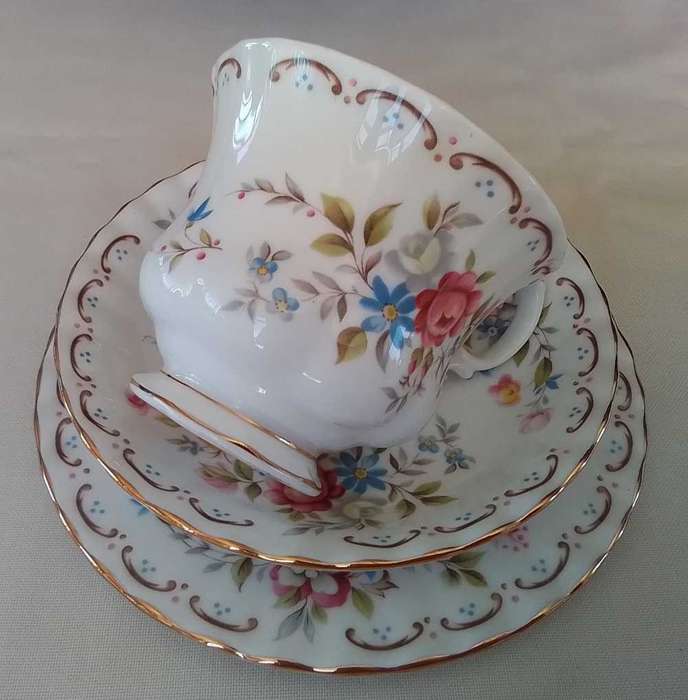 Royal Albert  - JUBILEE ROSE   -  Trio