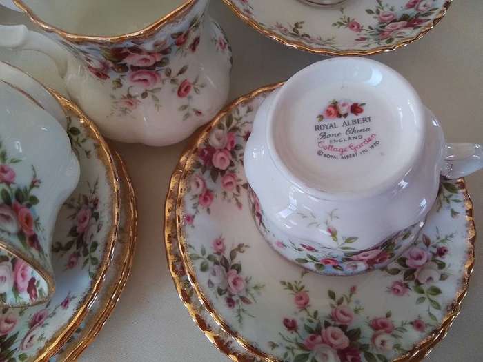 Royal Albert   -  COTTAGE GARDEN   -  23 pc Tea Set