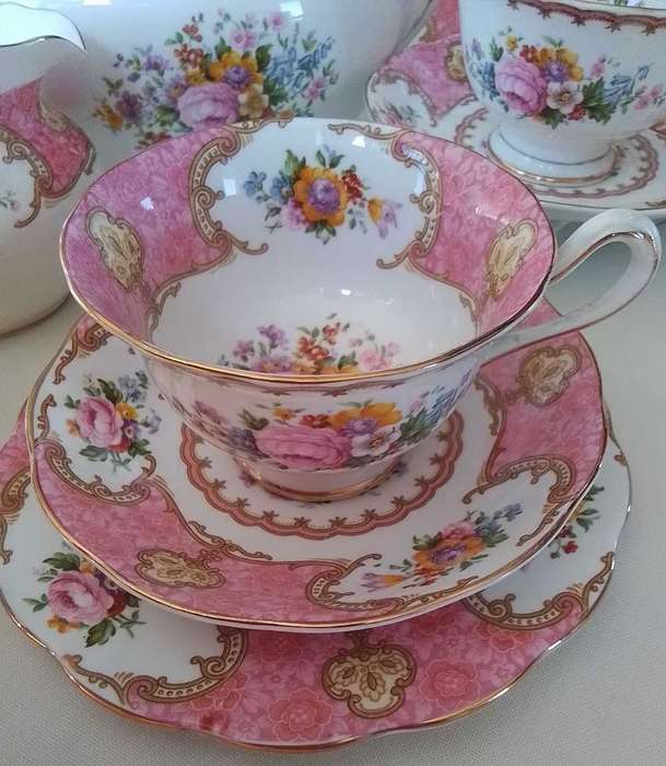 Royal Albert   -  23 pc  LADY CARLYLE   -  Tea  Set