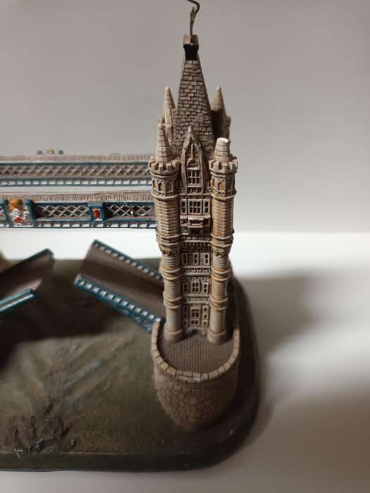 Lilliput Lane Tower Bridge Model