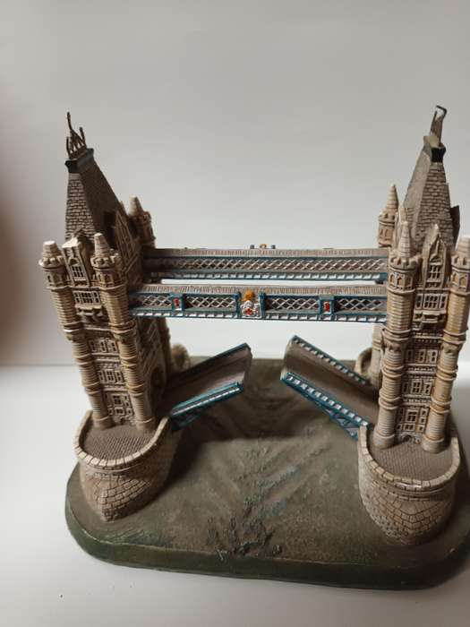 Lilliput Lane Tower Bridge Model