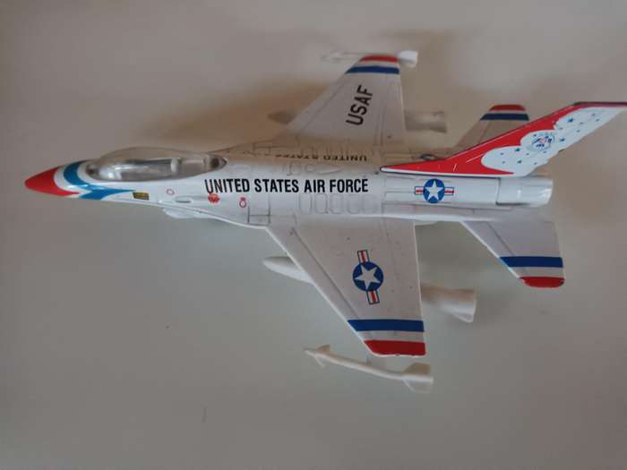 Die Cast Falcoln F 16 Aircraft Model