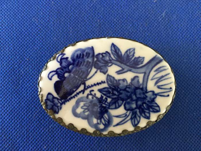 ANTIQUE SILVER AND PORCELAIN TRINKET OR PILL BOX