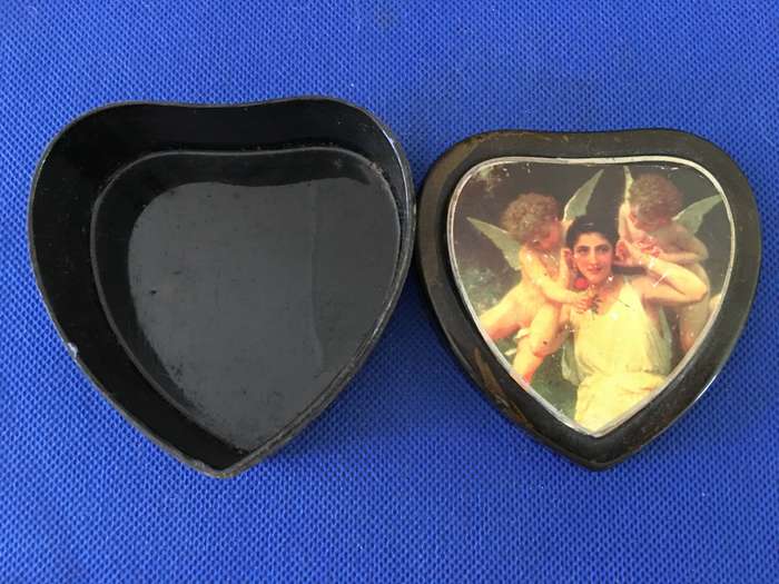 VINTAGE HEART SHAPE TRINKET BOX MAY BE BAKELITE