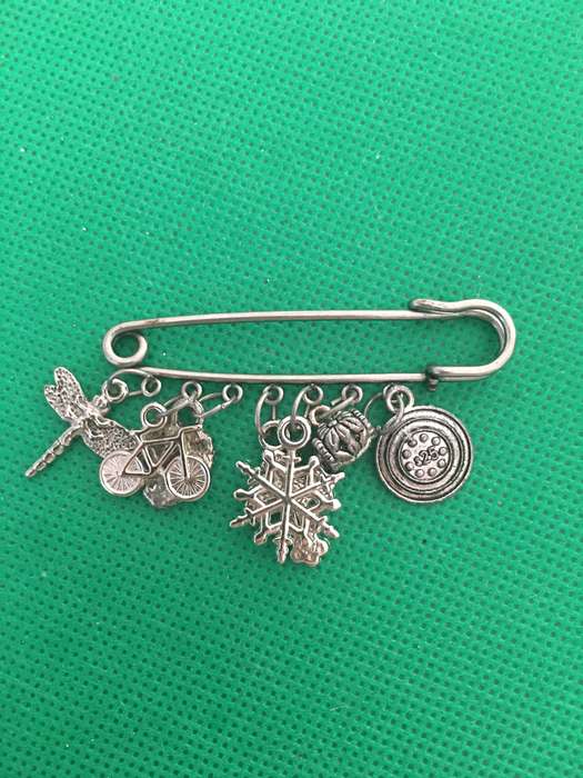 VINTAGE BROOCH  WITH CHARMS