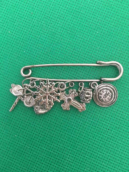 VINTAGE BROOCH  WITH CHARMS