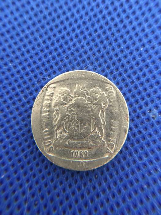 SOUTH AFRICA  LOT OF 7 COINS - (A1)  R5 R2  R1  50c 20c 10c 5c