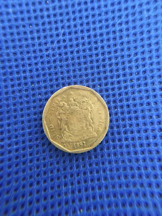 SOUTH AFRICA  LOT OF 7 COINS - (A1)  R5 R2  R1  50c 20c 10c 5c