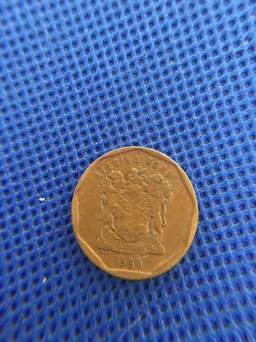 SOUTH AFRICA -  LOT OF 5 COINS - R2  R1  2c 20c  5c   (A5) all crested coins