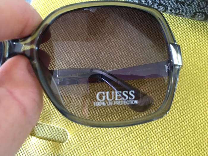 LOVELY LADIES GUESS SUNGLASSES IN CASE