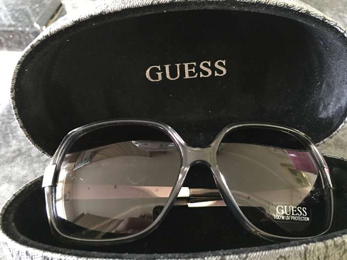 LOVELY LADIES GUESS SUNGLASSES IN CASE