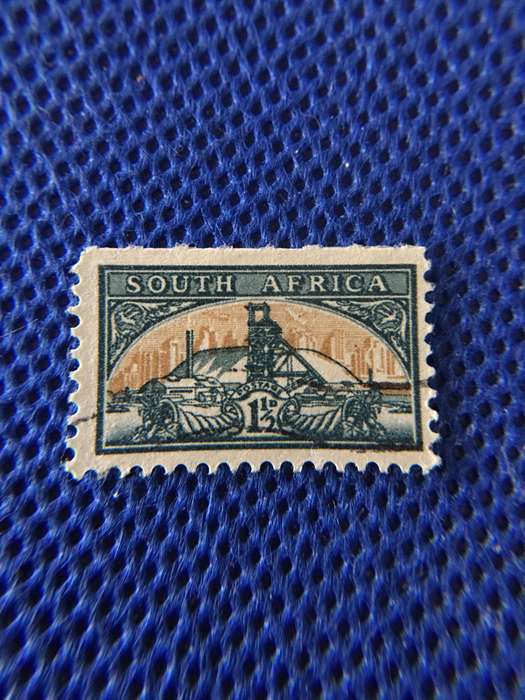 SOUTH AFRICA 1948 SMALL NARROW GOLD MINING STAMP 1 1/2 D
