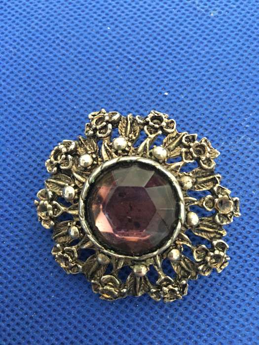 LOVELY VINTAGE BROOCH WITH STONES