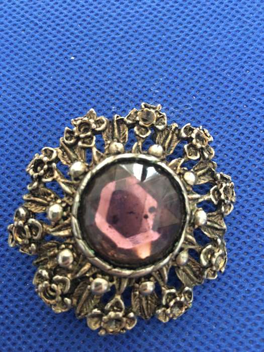 LOVELY VINTAGE BROOCH WITH STONES
