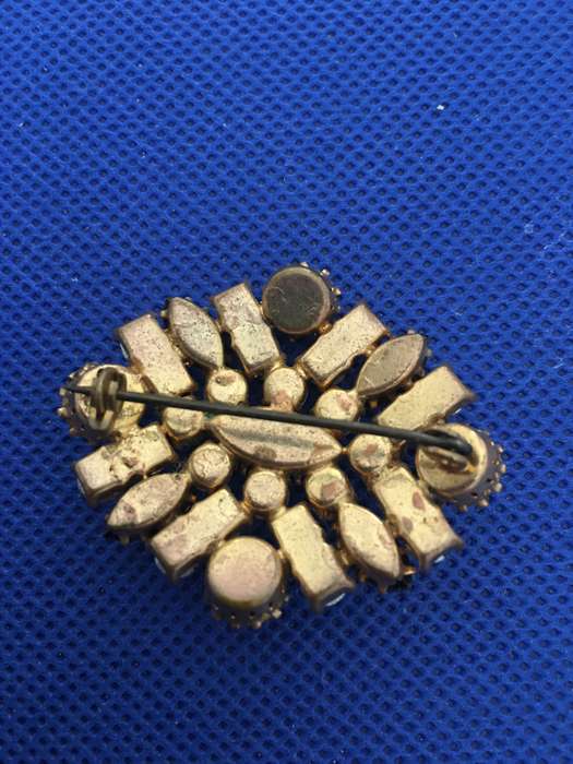 LOVELY VINTAGE BROOCH WITH STONES