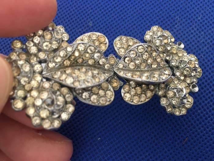 LOVELY VINTAGE BROOCH WITH STONES