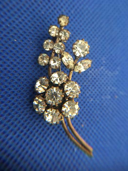 LOVELY VINTAGE BROOCH WITH STONES