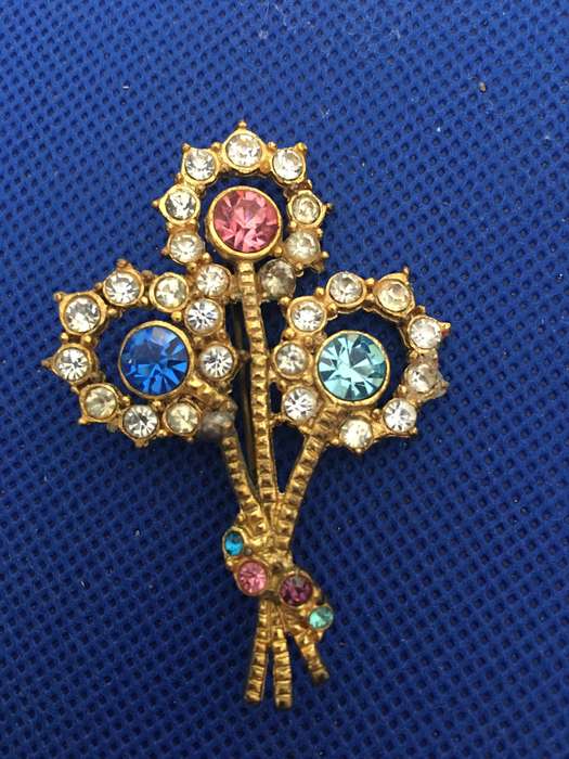 LOVELY VINTAGE BROOCH - HOLLY WOOD PRINTED BEHIND WITH STONES