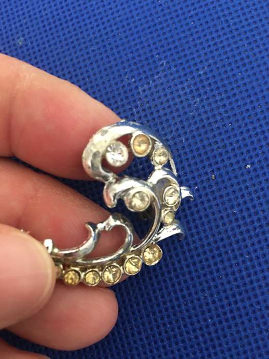 LOVELY VINTAGE BROOCH WITH STONES