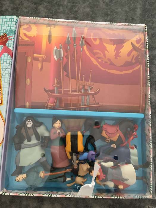DISNEY - MULAN STORYBOOK 9 FIGURINES AND PLAYMAT  - 2000 MADE IN CANADA