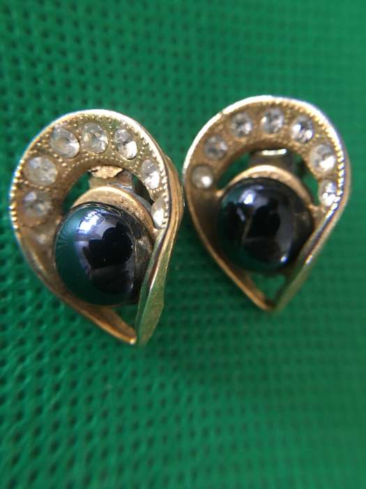VINTAGE CLIP ON EARRINGS