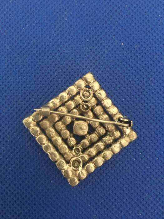 VINTAGE BROOCH WITH STONES