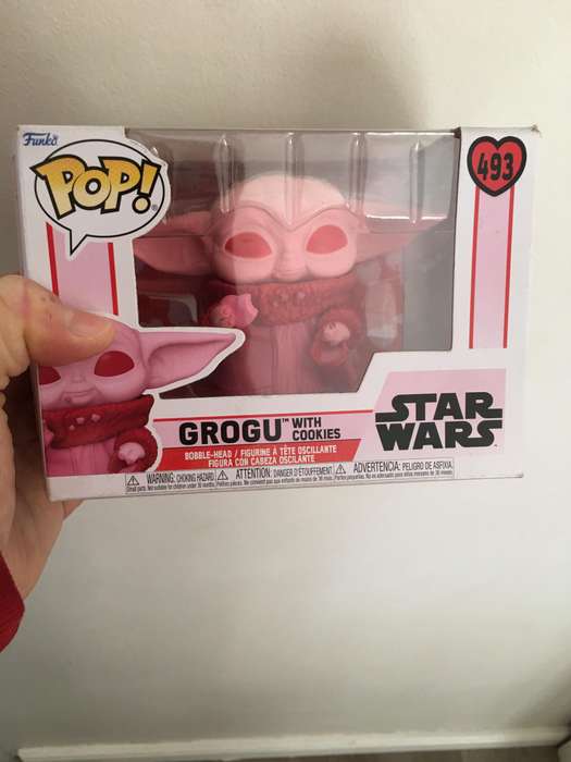 LOVELY FUNKO POP  BOBBLE HEAD - PINK YODA STAR WARS  IN ORIGINAL BOX