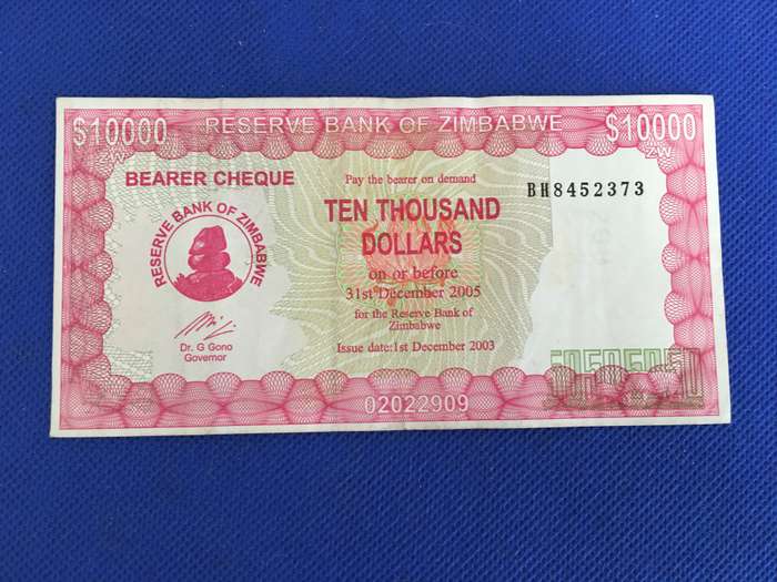 ZIMBABWE - TEN THOUSAND DOLLARS BANK NOTE - 2005 - SEREAL NUMBER - BH8452373