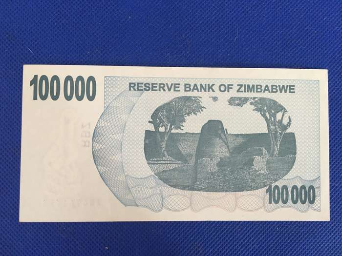 ZIMBABWE - ONE HUNDRED THOUSAND DOLLARS BANK NOTE - 2006 - SERIAL NUMBER AR 6761773 UNC CONDITION