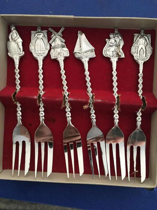 LOVELY DUTCH BOXED  CAKE FORKS - MADE IN VOORSCHOTEN HOLLAND