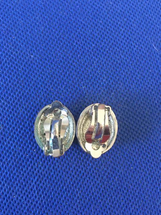 VINTAGE CLIP ON EARRINGS