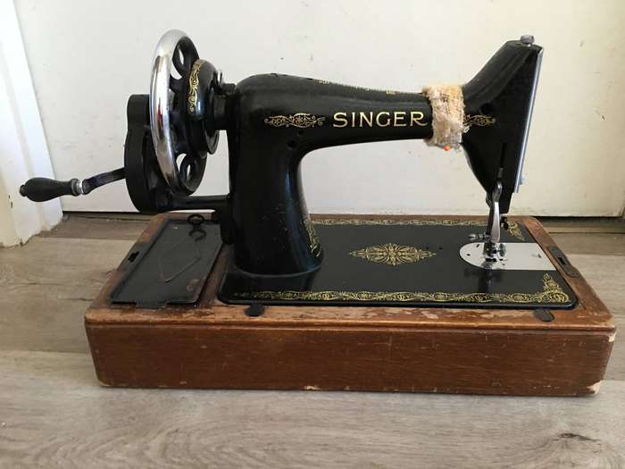 VINTAGE SINGER SEWING MACHINE WITH EXTRAS