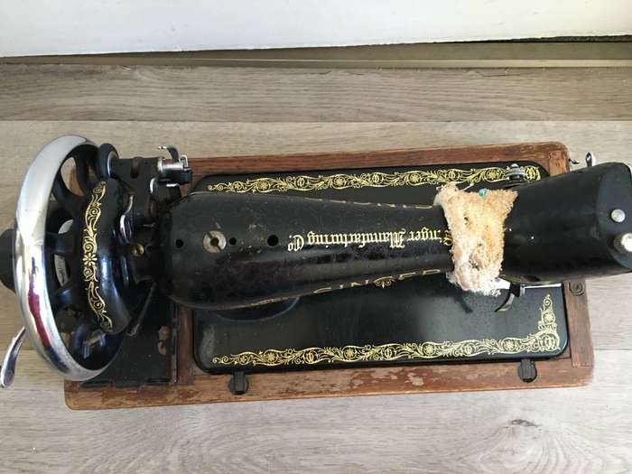 VINTAGE SINGER SEWING MACHINE WITH EXTRAS