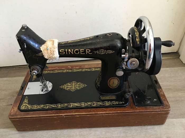 VINTAGE SINGER SEWING MACHINE WITH EXTRAS