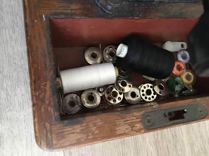 VINTAGE SINGER SEWING MACHINE WITH EXTRAS