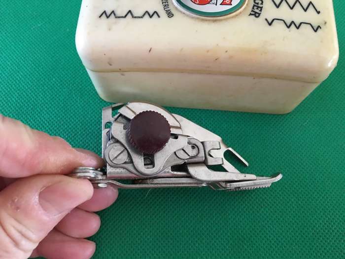 VINTAGE SINGER SEWING MACHINE WITH EXTRAS