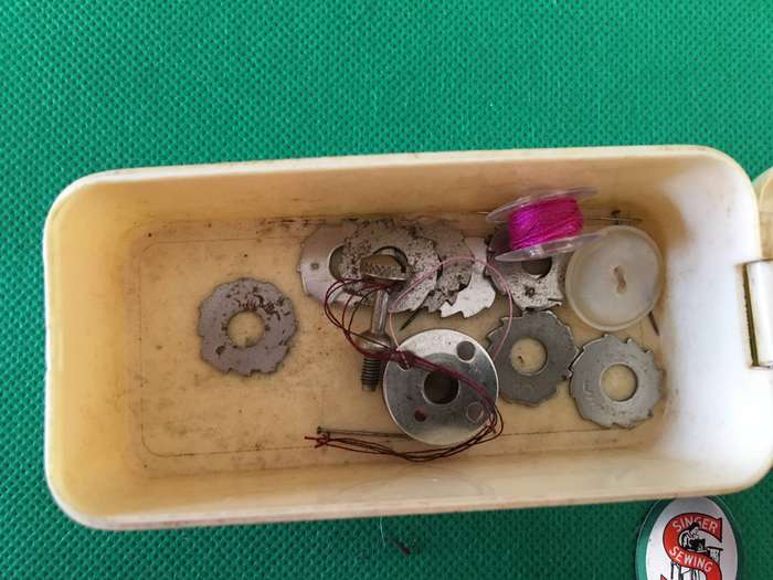 LOVELY VINTAGE SINGER SEWING MACHINE STITCH ATTACHMENT IN LOVELY SINGER BOX