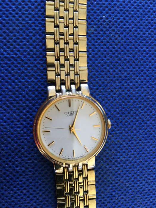 CITIZEN WATCH LADIES IN BOX - (NOT WORKING) NEEDS REPAIRS OR GOOD FOR PARTS