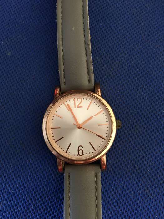 LADIES WATCH (NOT WORKING) NICE FOR PARTS OR CAN BE REPAIRED