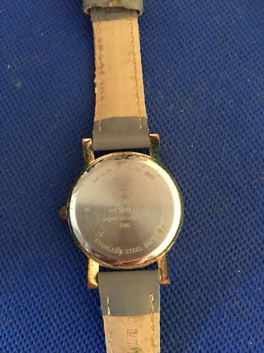 LADIES WATCH (NOT WORKING) NICE FOR PARTS OR CAN BE REPAIRED