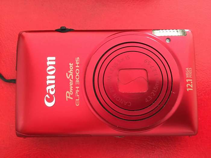 CANON  CAMERA (FAULTY) NOT WORKING CAMERA WITH SIM CARD BAG ETC NICE FOR SPARE PARTS