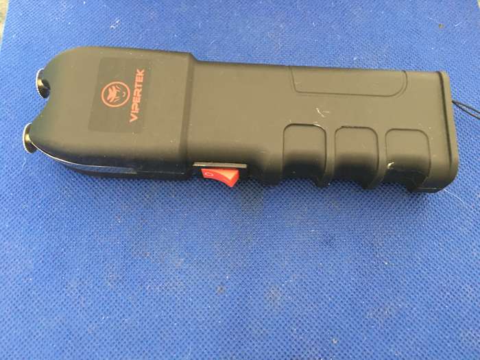 VIPERTEK STUN GUN OR TAZER TORCH ASWELL / UNIVERSAL CHARGER TOO