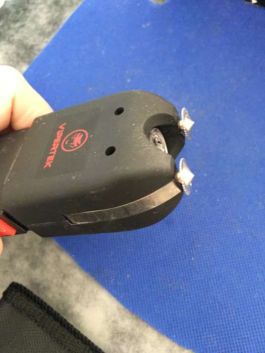 VIPERTEK STUN GUN OR TAZER TORCH ASWELL / UNIVERSAL CHARGER TOO