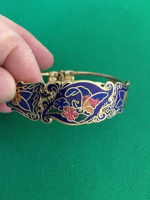 LOVELY CLOISONNE ENAMEL FLORAL BANGLE BRACELET - GOLD TONE