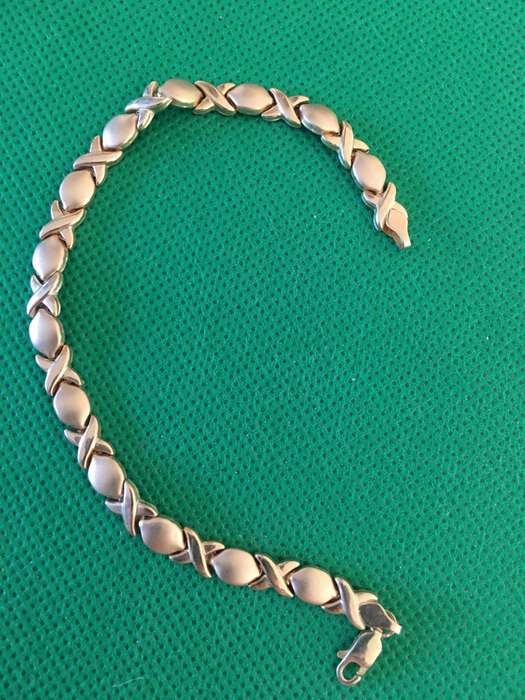 LOVELY HUGS AND KISSES BRACELET 10 CARET GOLD
