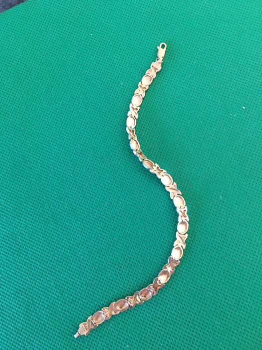 LOVELY HUGS AND KISSES BRACELET 10 CARET GOLD