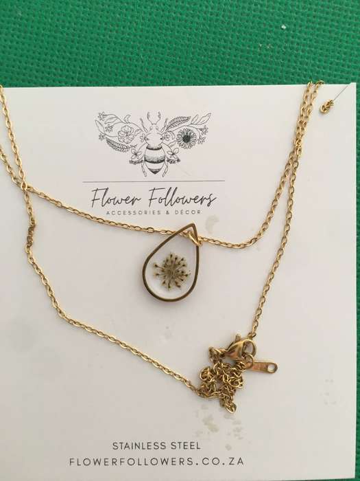 LOVELY FLOWER RESIN NECKLACE