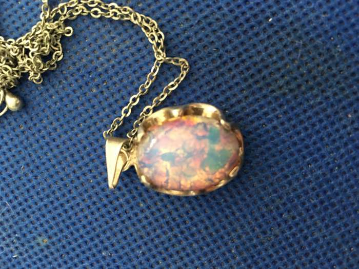 LOVELY VINTAGE GLASS NECKLACE WITH HALL MARK CHAIN - MEX925