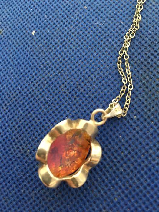 LOVELY VINTAGE GLASS NECKLACE WITH HALL MARK CHAIN - MEX925